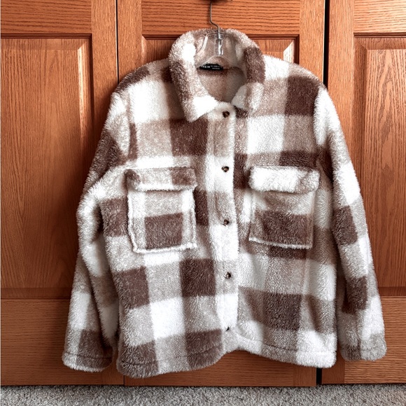 Brown and white fluffy button-up plush jacket with front pockets, size L - Picture 2 of 7